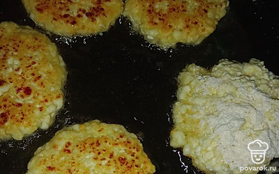 В руках сформировать шарики и обжарить на разогретом масле с двух сторон.