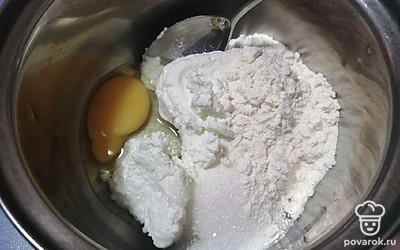 В емкости смешать все ингредиенты - творог, яйцо, муку, сахар и ванилин.