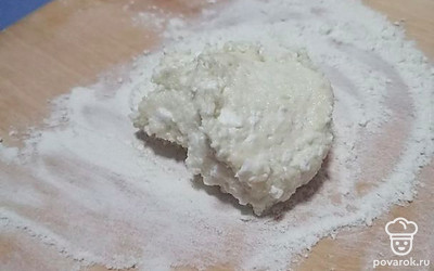 Посыпать стол мукой и выкладывать творожную массу порционно по 1 ст.л.