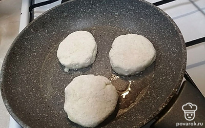 Выложить сырники на предварительно разогретую сковороду.