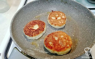 Жарить сырники по 2-3 минуты с каждой стороны. Затем можно выложить на тарелку и подавать к столу.