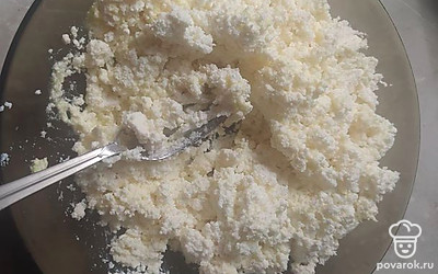 Вилкой разомните творог в тарелке, добавьте сметану и соду, перемешайте.