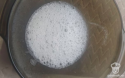 Желтки добавьте в творог, а белки взбейте до пены в отдельной тарелке. Добавьте белки к творогу.