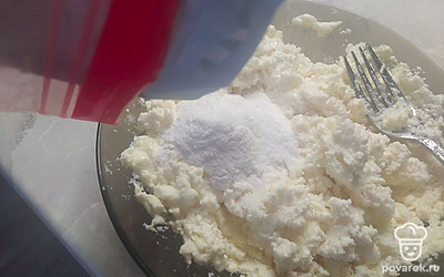 Добавьте в творог столько муки, чтобы можно было слепить шарики. Расплюсните шарики в руке.