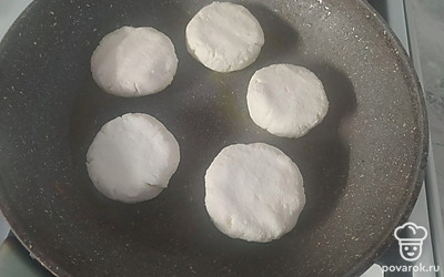 Смажьте сковороду маслом и разогрейте. Жарьте сырники с закрытой крышкой до золотистой корочки.