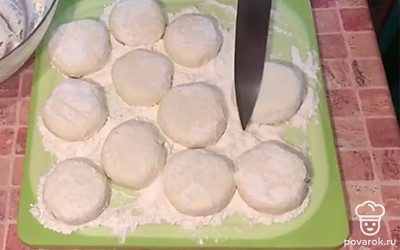 При помощи ножа сформируйте котлетки.