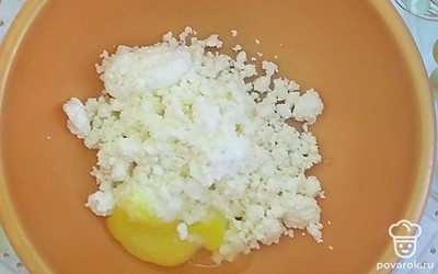 Вбейте яйца в творог, тщательно перемешайте, добавьте сахар и муку.