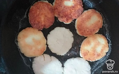 Жарьте на предварительно разогретой сковороде с небольшим количеством масла с обеих сторон.