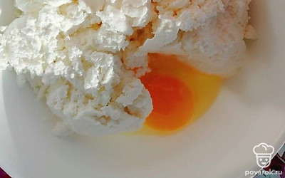 Протрите творог, яйцо, ванилин и соль до однородной массы.