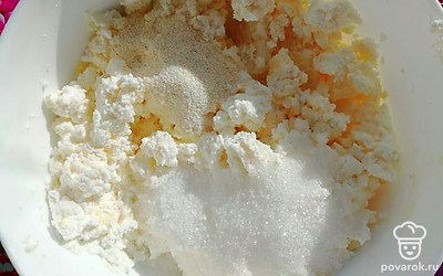 Добавьте муку, манную крупу и сахар. Тщательно перемешайте все ингредиенты.