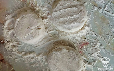 Обваляйте получившиеся сырники в муке.