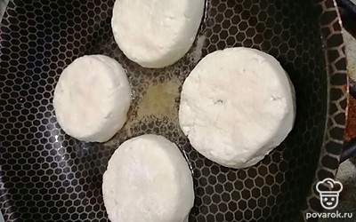 Обжарьте сырники на предварительно разогретой сковороде.