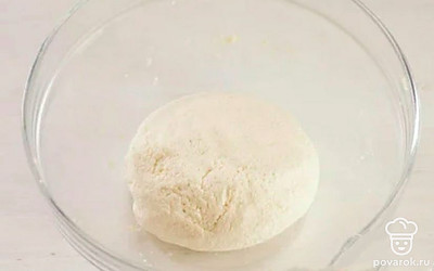 Творожную массу оставьте на 5-10 минут, чтобы манка набухла.