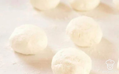 Из творожной массы сделайте шарики.