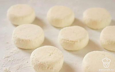 Затем сформируйте сырники круглой формы.