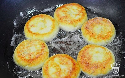 На раскаленную сковороду налейте масло и обжарьте сырники с двух сторон до золотистого цвета.