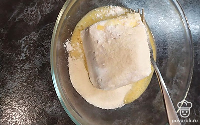 Добавьте к творогу яйцо, муку, манку, сахар, соль, ванилин. Хорошо перемешайте творожную массу.