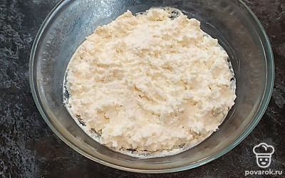 Накройте пищевой плёнкой и уберите в холодильник на часов 8 (на ночь) или минимум на час.