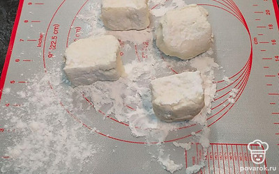 Разделите тесто на 4 части.