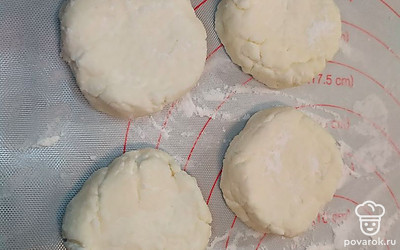 Слегка обваляйте шарики в муке и сформируйте сырники при помощи широкого ножа, стакана или вручную.