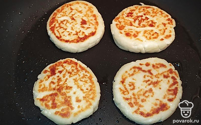 Сковороду хорошо разогрейте, смажьте маслом. Выложите сырники и обжарьте на среднем огне с двух сторон.