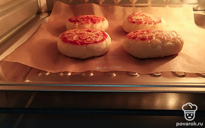 Доведите до готовности в духовке при температуре 180 градусов 10-15 минут либо на медленном огне, накрыв крышкой сковороду, 10-15 минут.