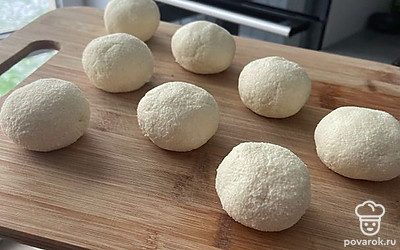 Сформировать творожные шарики, обкатать их в оставшейся муке и сформировать форму сырников.