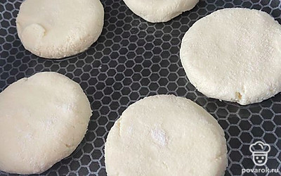 Жарить по 3-4 минуты на сковороде, слегка смазанной маслом, под крышкой.