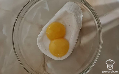 Добавьте к творогу 2 желтка.