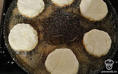 Скатайте шарики и придайте им более плоскую форму. Выложите на сковороду.