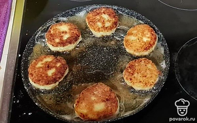Жарьте на растительном масле до золотистого цвета на среднем огне.
