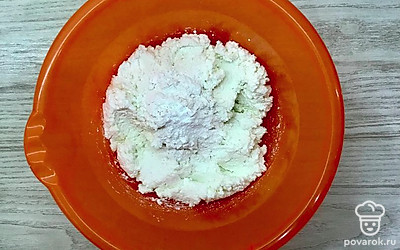 Творог протрите через сито.