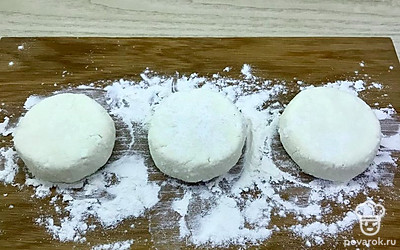 Из заготовки с шоколадом сформируйте сырник, хорошо запечатав шоколад внутрь творожного теста.