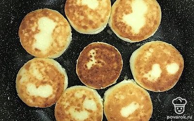 Обжарьте сырники на небольшом количестве масла на хорошо разогретой сковороде на среднем огне с обеих сторон до румяности.