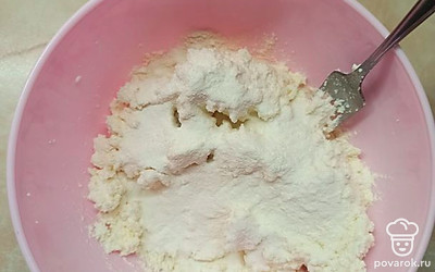 Творог разомните с сахаром.