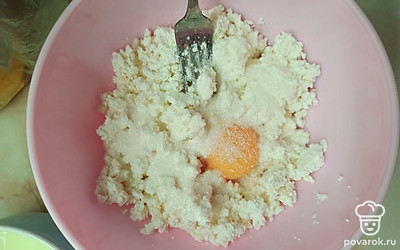 Добавьте желток, ванилин и муку.