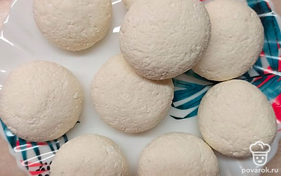 Тщательно перемешайте, скатайте колбаску, нарежьте на шайбочки, придайте круглую форму сырникам.