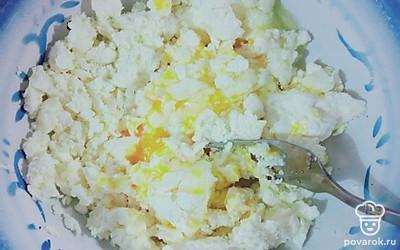 Смешайте творог, яйца и ванильный сахар до относительно однородной массы.