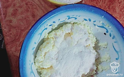 К получившейся массе добавьте муку и масло и замесите тесто для сырников. Должна получиться довольно густая масса.