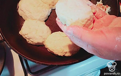 Обжарьте сырники на разогретой сковороде на слабом огне до формирования золотистой корочки с обеих сторон.