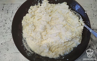 К яйцам добавьте муку и творог и замесите тесто для сырников до однородной массы.