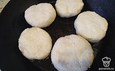 Сформируйте сырники и выложите их на предварительно разогретую сковородку с маслом. Обжаривайте до золотистой корочки.
