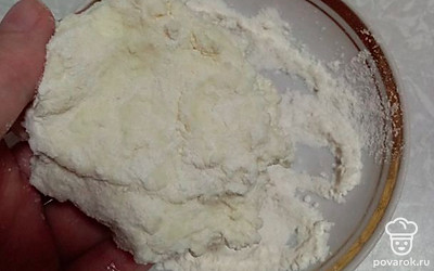 Руками сформируйте небольшие шарики, обваляйте их слегка в муке из блюдца. Прижмите, чтобы сырники стали плоскими.