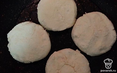 На разогретой сковороде на среднем огне жарьте сырники до золотистой корочки с каждой стороны.