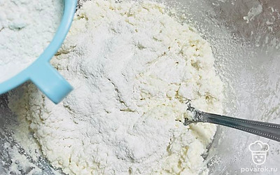 Добавляйте муку, пока не получится однородная, не влажная, масса.