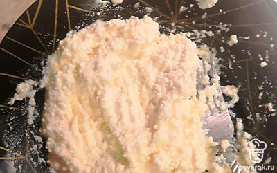 Творог разомните в тарелке вилкой. Добавьте сахар и перемешайте. Добавьте яйцо и снова перемешайте. Всыпьте 2 ложки муки. Тщательно перемешайте.