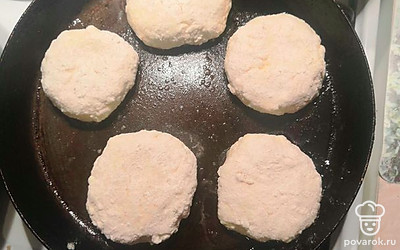 Обжарьте с одной стороны на разогретой сковороде с маслом. Затем переверните и обжарьте со второй стороны сырники в течение 3 минут на среднем огне.