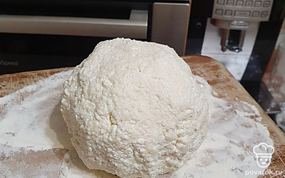 Слепите из получившейся массы шар и постепенно расплюсните его в лепешку. Толщина лепешки должна быть не более 1-1,5 см.