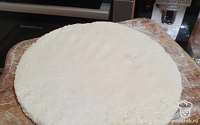 Разогрейте антипригарную сковороду с каплей растительного масла. Пока сковорода нагревается, разрежьте лепешку на 8 частей.