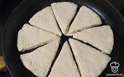 Аккуратно перенесите каждый кусок в сковороду. Жарьте на среднем огне по 3-4 минуты с каждой стороны.